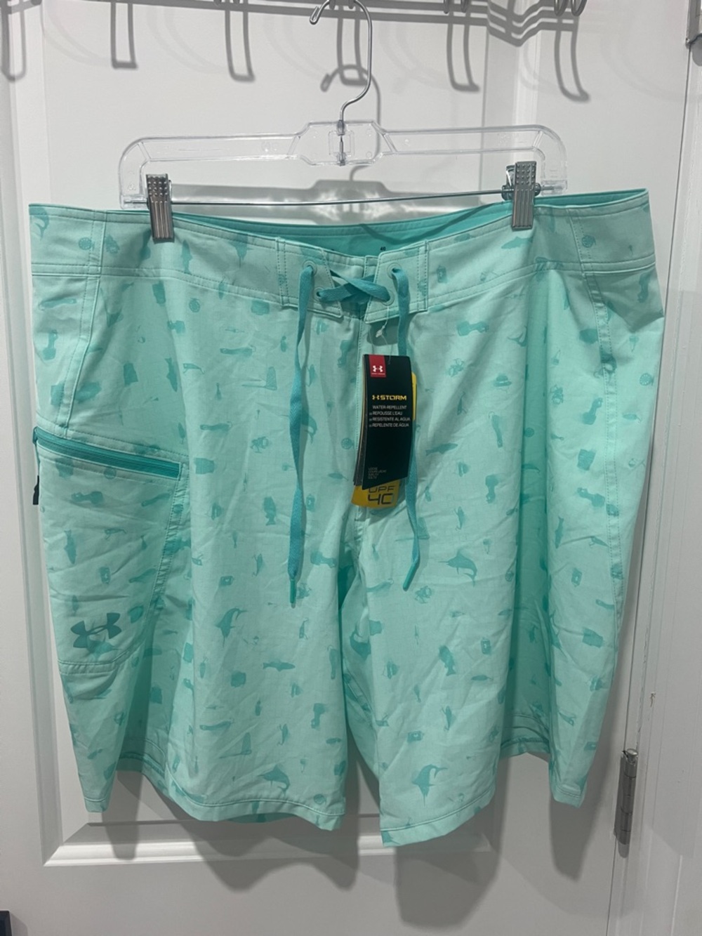 Under Armour Tide Chaser Aqua Fish Print Board Shorts Size 40 NWT